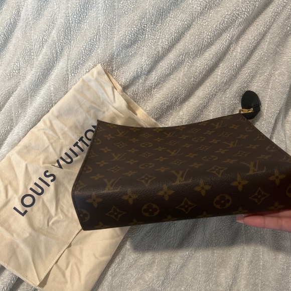 Louis Vuitton Poche Toilette Monogram - Picture 4 of 4
